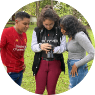 Equipo de creadores de contenido revisando material educativo grabado