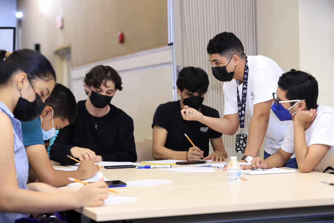 Tutor aplicando el metodo de instruccion Ayudinga con sus estudiantes