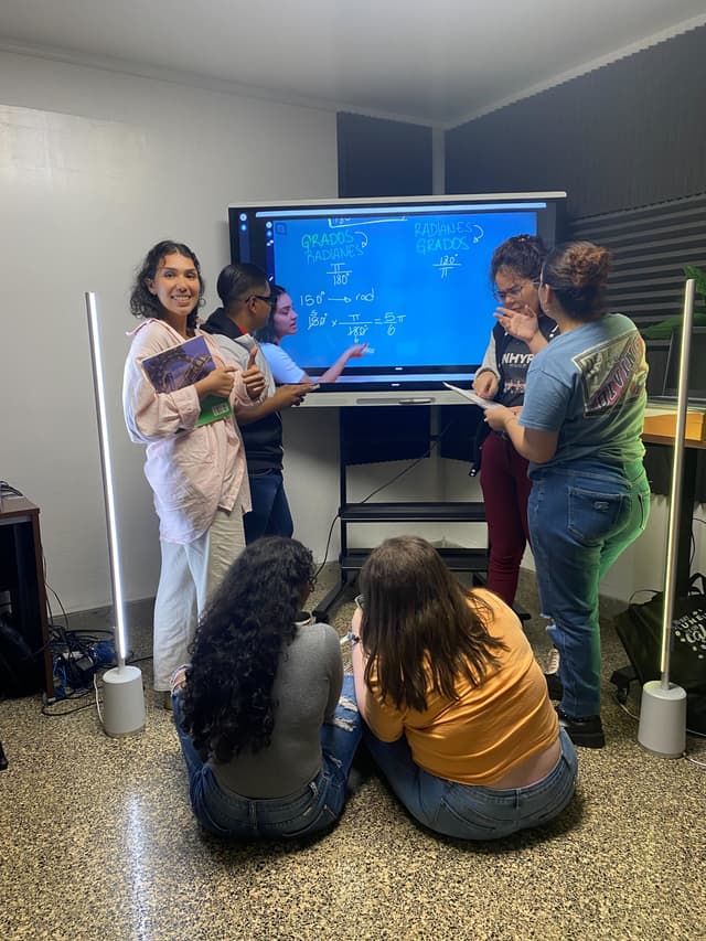 Equipo creativo en grabacion de una clase de aritmetica 