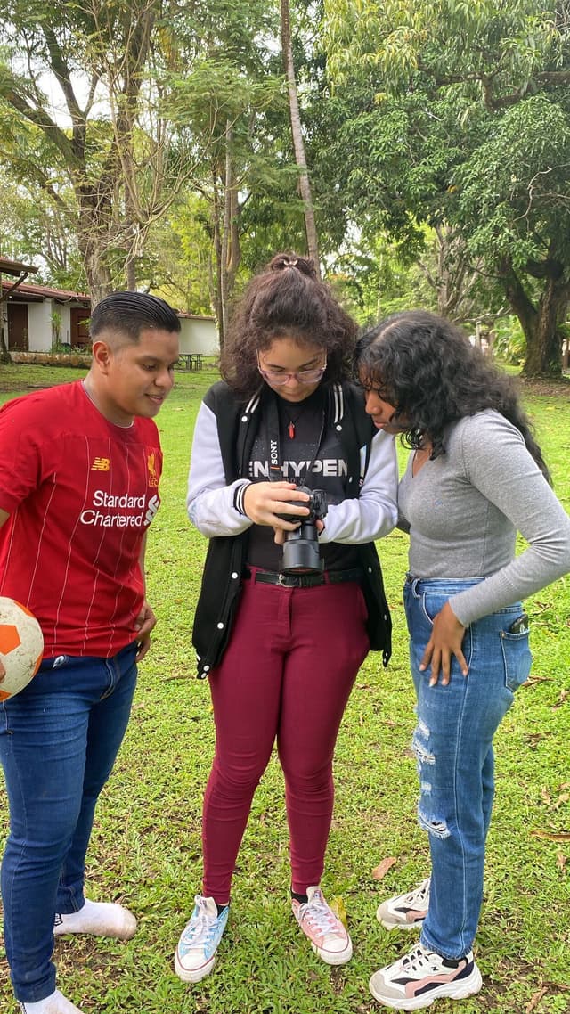 Equipo de creadores de contenido revisando material educativo grabado