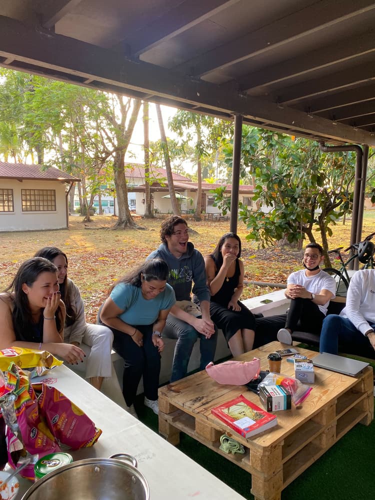 Voluntarios compartiendo en la terraza de la oficina Ayudinga