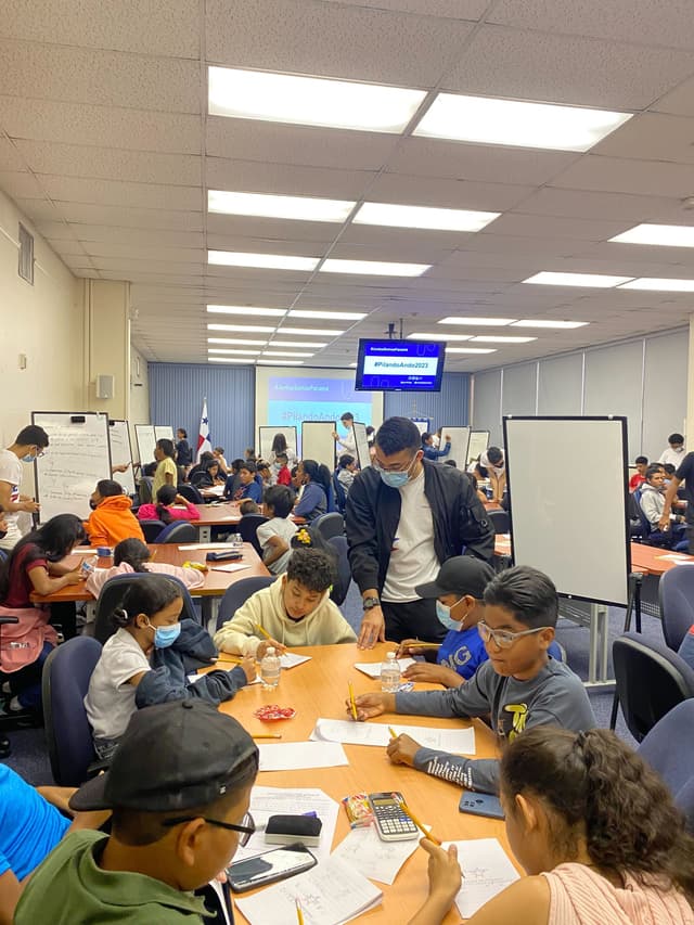 Estudiantes aprendiendo gracias a tutores de Pilandoando